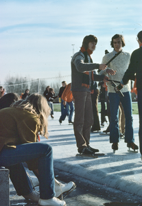 115015 Afbeelding van enkele schaatsers op de kunstijsbaan Utrecht (Mississippidreef 151) te Utrecht.N.B. De naam ...